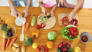 El impacto de cocinar en casa: clave para una alimentación saludable.